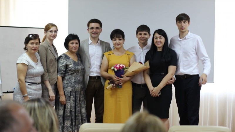 Фото с награждения новых Интеллект тренеров Академии Победителей в Алматы, Казахстан, 10 июля 2016