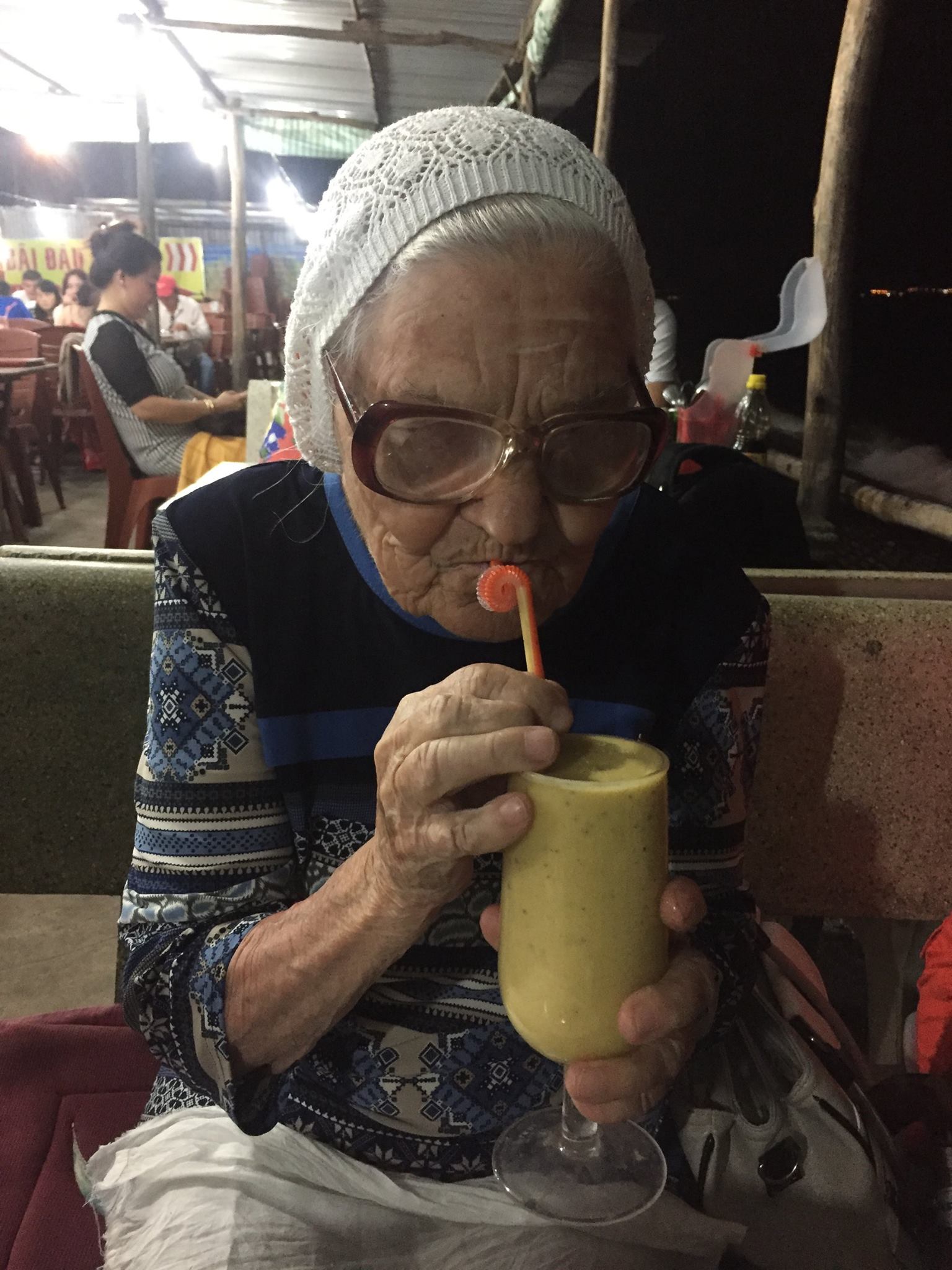 Бабка хочет большого. Баба Лена из Красноярска путешественница. Бабушка путешественница из Красноярска. Бабушка Лена путешественница. Баба Лена Красноярск.